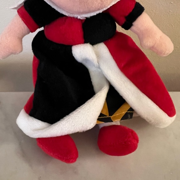Alice In Wonderland Disney Store Plush Small Bean Bag Vintage QUEEN OF HEARTS - Picture 2 of 9